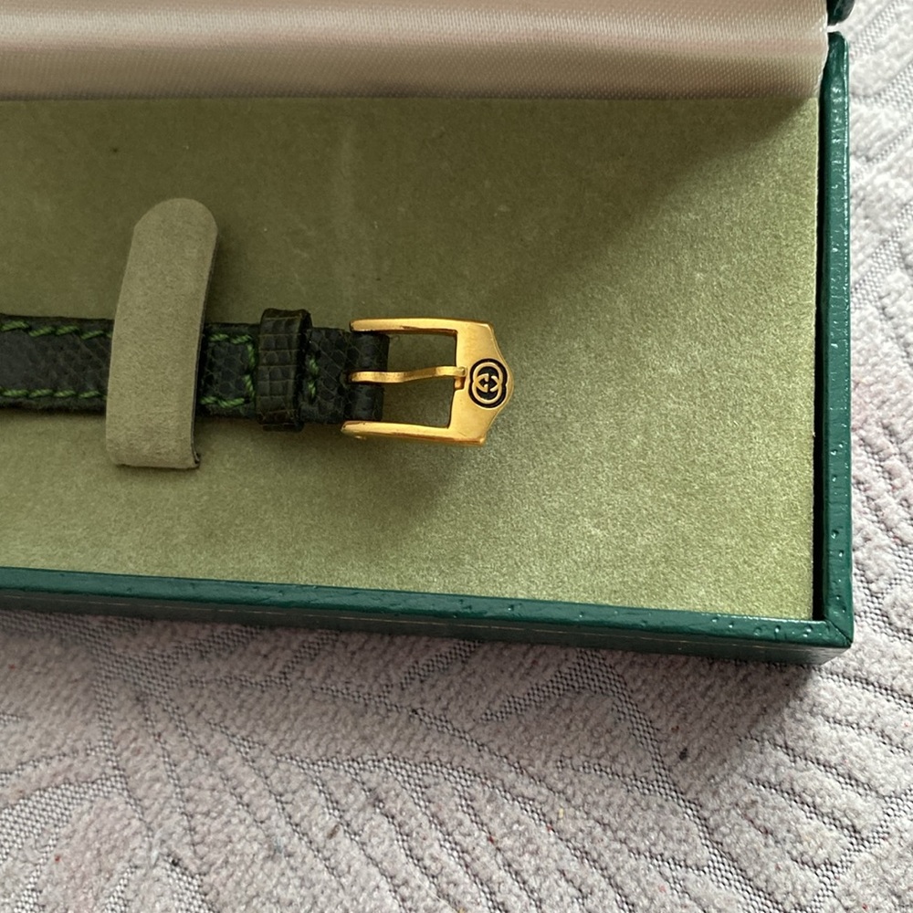 Gucci Women's Vintage "Sherry Line" Gold and Green Watch. - Picture 6 of 6